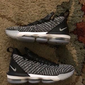 Lebron 16 Oreo
